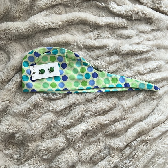 Scrub cap w/ dotted fabric and frog buttons - Picture 1 of 2